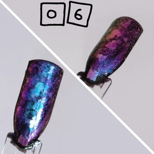 Puede incluir: Dos muestras de esmalte de u&ntilde;as en palitos de pl&aacute;stico transparente, cada una con una base oscura con escamas iridiscentes multicolores en tonos morado, azul y magenta. La imagen incluye el texto escrito a mano 0 6 en cajas negras.