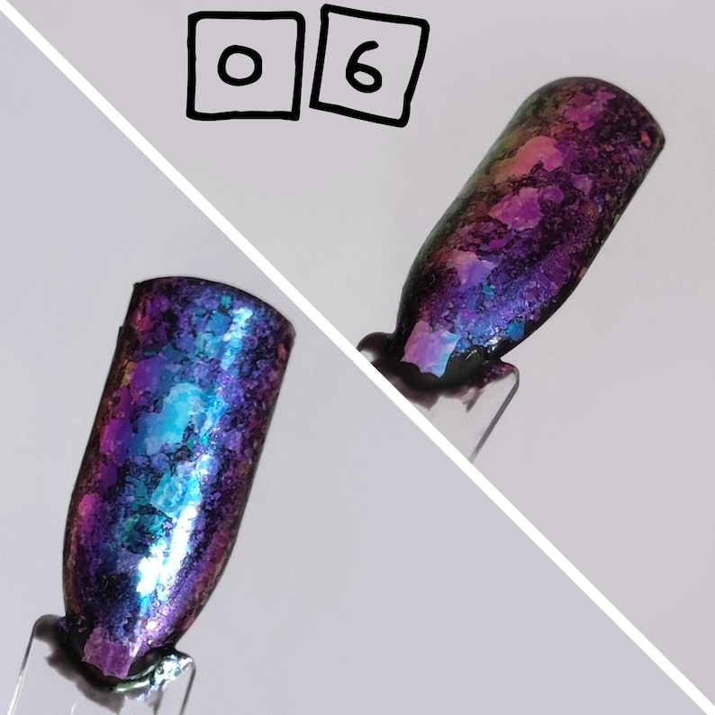 Puede incluir: Dos muestras de esmalte de u&ntilde;as en palitos de pl&aacute;stico transparente, cada una con una base oscura con escamas iridiscentes multicolores en tonos morado, azul y magenta. La imagen incluye el texto escrito a mano 0 6 en cajas negras.