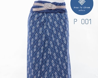 Può includere: Una gonna avvolgente con motivo blu e bianco con una cintura argentata. La gonna ha un design tradizionale thailandese e si chiama "Prae Fa Khram". Il numero del prodotto è "P 001".