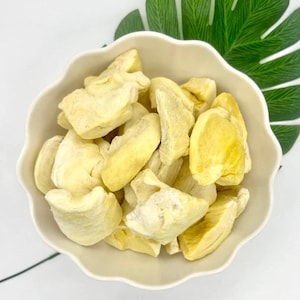 Puede incluir: Un bol blanco lleno de trozos de jaca seca. La jaca es de color amarillo pálido y tiene una textura ligeramente masticable.