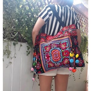 Hmong Bestickte Umhängetasche mit Pom-Pom-Dekor und Reißverschluss