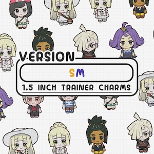 Può includere: Una collezione di ciondoli da allenatore da 1,5 pollici con vari personaggi dei cartoni animati con diversi colori di capelli e abiti. Il riquadro centrale mostra V.VERSION SM 1.5 INCH TRAINER CHARMS su uno sfondo a griglia bianca con illustrazioni.