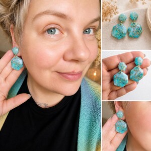 Könnte beinhalten: Türkis- und goldfarbene Polymer-Ton-Ohrringe. Die Ohrringe haben ein zweiteiliges Design, mit einem kleinen, runden Oberteil und einem größeren, geometrischen Unterteil. Die Ohrringe werden in mehreren Ansichten gezeigt.