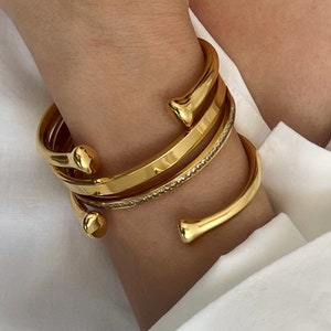 Bracelet jonc élégant et doré • Manchette en acier inoxydable plaqué or 18 carats • Bracelet élégant géométrique brillant par ToughCandy • Cadeau pour elle