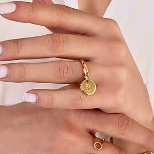 Anillo ajustable minimalista con letra personalizada • Anillo llamativo con monograma dorado • Anillo con moneda colgante • Anillo llamativo delicado • ToughCandy • Regalo para el día del santo