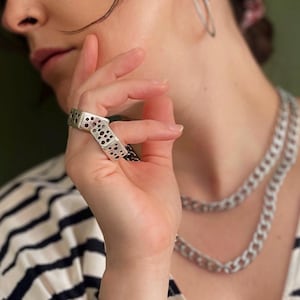Verouderde zilveren ring met opvallende vierkante gaten• Rechthoekige unieke stapelbandring• Dikke veelzijdige ring van ToughCandy• Verjaardagscadeau