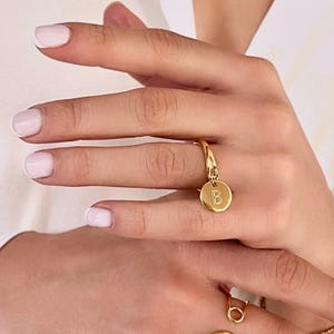 Anello a polsino minimalista regolabile con lettera personalizzata • Anello con monogramma in oro audace • Anello con moneta pendente • Anello elegante e raffinato • ToughCandy • Regalo per onomastico
