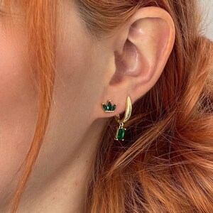 Zarte grüne Zirkon Goldene Kronen Ohrstecker • Helix Minimal Ohrringe • Winzige Kristall Ohrstecker • Zierliche Luxus Ohrringe ToughCandy • Jubiläumsgeschenk