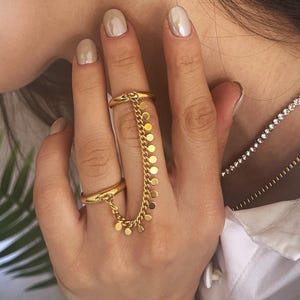 Anillo doble con cadena y volantes dorados • Anillo delicado ajustable • Conjunto de anillos colgantes • Anillo moderno apilable de ToughCandy • Regalo para ella