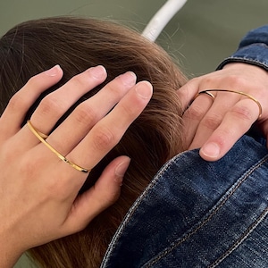 Anillo dorado de tres dedos • Anillo de acero inoxidable chapado en oro de 18 quilates • Anillo contemporáneo de triple banda fina ovalada ToughCandy • Regalo de cumpleaños