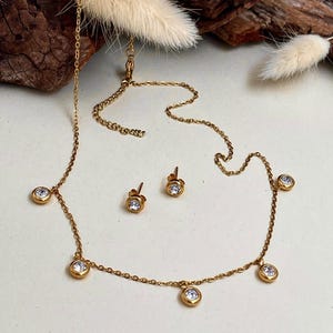Sierlijke gouden sprankelende oorbellen ketting• Elegante zirkonia studs• Dunne roestvrijstalen ketting ketting sieradenset ToughCandy• Cadeau voor haar
