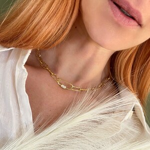Gelaagde choker lariatkettingset• Ovale schakel diamantgeslepen gouden kettingkettingen• Lichtgewicht veiligheidsspeld zirkoonkettingen van ToughCandy Safety Pin Choker