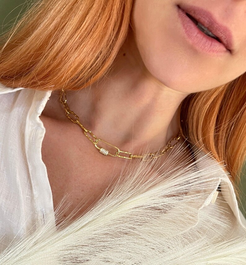 Gelaagde choker lariatkettingset• Ovale schakel diamantgeslepen gouden kettingkettingen• Lichtgewicht veiligheidsspeld zirkoonkettingen van ToughCandy Safety Pin Choker