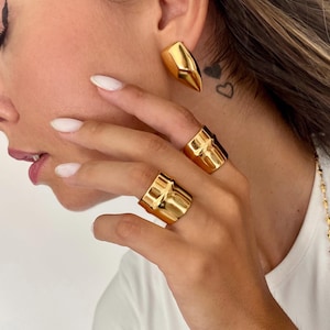 Extra Langer, glänzender, goldener Bandring • Breiter, verstellbarer Chunky Geo Ring • Stapelbarer, unregelmäßig gewellter Designring von ToughCandy • Geschenk für Sie