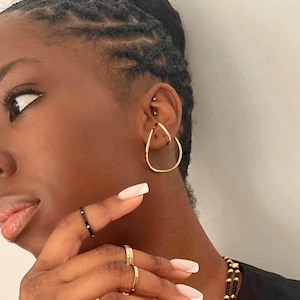 Bijou d'oreille contemporain filaire doré • Bijou d'oreille perforé unique • Boucles d'oreilles fines et brillantes • Bijou géométrique ToughCandy • Cadeau de Noël