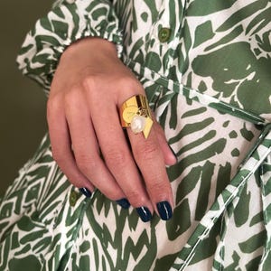 Gepersonaliseerde beginletter zoetwaterparelring• BREDE gouden monogram hangring bedelring• Sierlijke verstelbare ring• ToughCandy• Naamdagcadeau