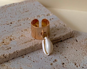 Shell charm ring | gold stainless steel ring| adjustable ring | trendy ring | sustainable ring | seashell charm