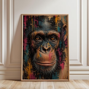 Könnte beinhalten: Ein gerahmter vertikaler Wandkunstdruck mit einem detaillierten Porträt eines Schimpansengesichts. Das Kunstwerk verwendet einen dunklen, strukturierten Hintergrund mit lebendigen, vertikalen Farbspritzern in Pink, Türkis und Goldgelb.