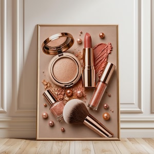 Op de afbeelding: Een collectie roségouden make-upproducten, waaronder een open poederdoosje met spiegel, een lippenstift, een lipgloss en een make-upkwast. Losse poeder, cosmetische vegen en kleine bolvormige kraaltjes zijn plat op de ondergrond gerangschikt.