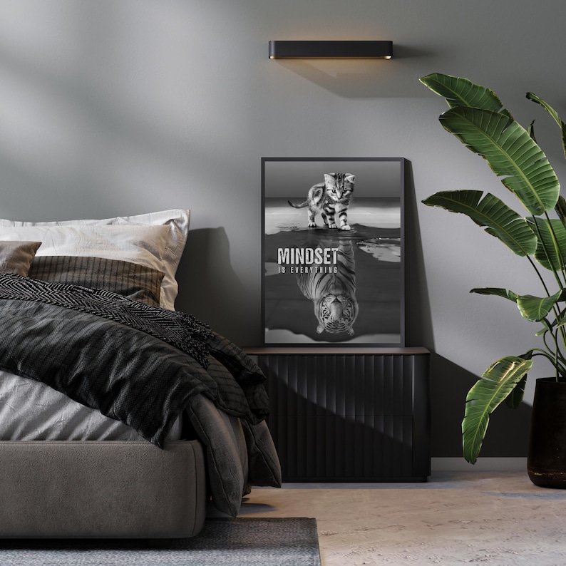 Peut inclure: Impression encadr&eacute;e en noir et blanc repr&eacute;sentant un chaton et son reflet en tigre, avec le texte "MINDSET IS EVERYTHING". L'impression est pos&eacute;e sur un meuble en bois fonc&eacute;. Un lit et une grande plante en pot sont en arri&egrave;re-plan.