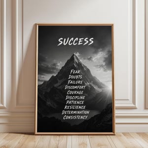 Può includere: Una stampa artistica incorniciata in bianco e nero raffigurante un paesaggio montano. La parola SUCCESS è stampata in alto, seguita da un elenco verticale di parole: FEAR, DOUBTS, FAILURE, DISCOMFORT, COURAGE, DISCIPLINE, PATIENCE, RESILIENCE, DETERMINATION, CONSISTENCY.