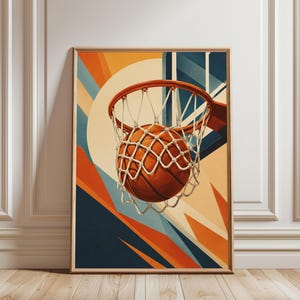 Könnte beinhalten: Ein gerahmter Kunstdruck, der einen Basketball zeigt, der durch einen Korb mit weißem Netz fliegt. Der Hintergrund besteht aus geometrischen Formen in Orange-, Creme- und Dunkelblautönen, die eine auf den Basketball zentrierte Komposition bilden.
