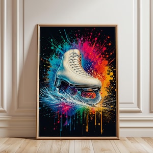 Op de afbeelding: Een witte schaats centraal op een zwarte achtergrond, omringd door een levendig, veelkleurig verfspat-effect in tinten blauw, roze, oranje en geel. De schaats heeft een metalen ijzer en witte veters, geplaatst in een houten lijst.