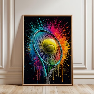 Peut inclure: Une impression d'art encadrée représentant une raquette de tennis et une balle de tennis jaune centrées sur un fond noir avec des éclaboussures de peinture vives et multicolores en bleu, rose, orange et jaune rayonnant vers l'extérieur.