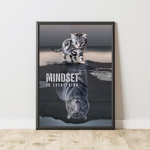 Peut inclure: Impression encadr&eacute;e repr&eacute;sentant un chaton et son reflet en tigre. L'image comprend le texte "MINDSET IS EVERYTHING" en lettres blanches. Le chaton est gris et noir, et le reflet du tigre est en nuances de gris.