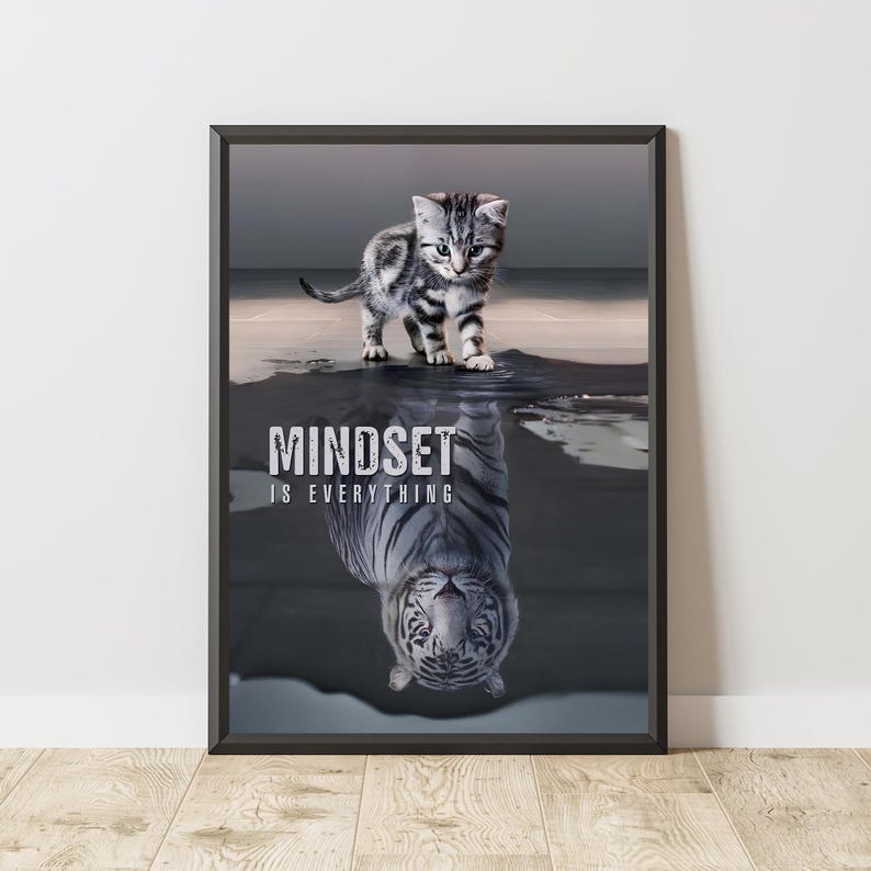 Peut inclure: Impression encadr&eacute;e repr&eacute;sentant un chaton et son reflet en tigre. L'image comprend le texte "MINDSET IS EVERYTHING" en lettres blanches. Le chaton est gris et noir, et le reflet du tigre est en nuances de gris.