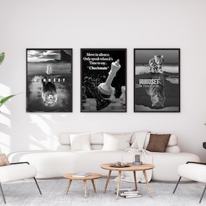 Peut inclure: Trois impressions d'art encadr&eacute;es en noir et blanc. Les impressions pr&eacute;sentent des images d'un lion, de pi&egrave;ces d'&eacute;checs et d'un tigre, chacune avec un reflet en miroir. Le texte sur les impressions comprend "Mindset" et une citation sur le silence et le timing.