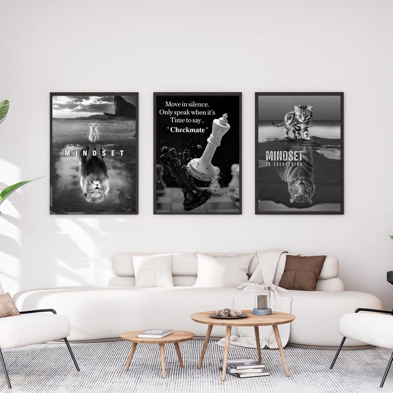 Peut inclure: Trois impressions d'art encadr&eacute;es en noir et blanc. Les impressions pr&eacute;sentent des images d'un lion, de pi&egrave;ces d'&eacute;checs et d'un tigre, chacune avec un reflet en miroir. Le texte sur les impressions comprend "Mindset" et une citation sur le silence et le timing.