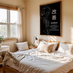 Op de afbeelding: Een rechthoekige wandkunstprint in een houten lijst met een zwart-witportret van een samoerai. Het kunstwerk bevat de Japanse kanji-tekens voor Kaizen, het woord Kaizen en een alinea met Engelse tekst over voortdurende verbetering.