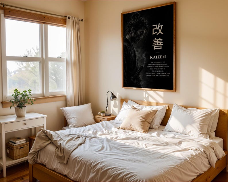 Op de afbeelding: Een rechthoekige wandkunstprint in een houten lijst met een zwart-witportret van een samoerai. Het kunstwerk bevat de Japanse kanji-tekens voor Kaizen, het woord Kaizen en een alinea met Engelse tekst over voortdurende verbetering.