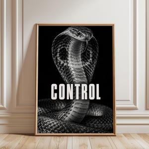 Motiverende poster met cobra, muurdecoratie voor controle, krachtige slangenprint, decoratie voor een gedisciplineerde mindset, inspirerende muurdecoratie voor kantoor of sportschool.