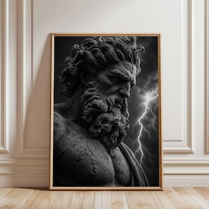 Könnte beinhalten: Ein gerahmter Kunstdruck mit einer schwarz-weißen, steinstrukturierten Büste einer bärtigen Figur mit intensiven Gesichtszügen. Der Hintergrund zeigt einen dunklen, stürmischen Himmel, der von einem hellen, gezackten Blitz erhellt wird.