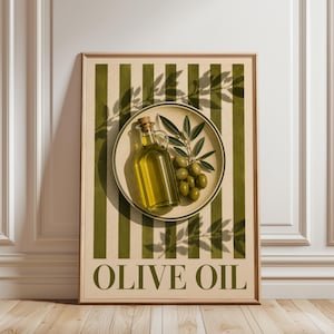 Könnte beinhalten: Ein gerahmter vertikaler Wandkunstdruck mit einem cremefarbenen und olivgrünen Streifenhintergrund, auf dem ein Teller mit einer Glasflasche goldenem Olivenöl und einem Zweig grüner Oliven abgebildet ist. Der Text OLIVE OIL steht unten in Grün.