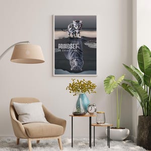 Peut inclure: Une affiche encadr&eacute;e repr&eacute;sentant un chaton et son reflet en tigre dans l'eau, avec le texte "MINDSET IS EVERYTHING". L'image est affich&eacute;e dans une pi&egrave;ce avec un fauteuil beige, des tables d'appoint et des plantes.