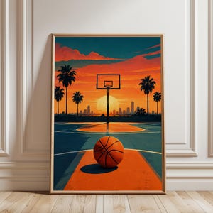Könnte beinhalten: Ein gerahmter Wandkunstdruck, der einen Basketballplatz im Freien bei Sonnenuntergang zeigt. Ein orangefarbener Basketball liegt im Vordergrund auf dem Platz. Ein Basketballkorb steht vor einem leuchtend orangefarbenen und türkisfarbenen Himmel.