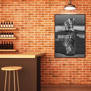 Peut inclure: Impression en noir et blanc encadr&eacute;e repr&eacute;sentant un chaton et son reflet en tigre, avec le texte "MINDSET IS EVERYTHING". L'impression est affich&eacute;e sur un mur de briques, avec un bar et un tabouret au premier plan.
