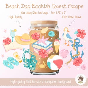 Op de afbeelding: Een handgetekend ontwerp voor een 16oz Libbey glazen can wrap. Het ontwerp bevat strandthema-illustraties, waaronder een hoed, boeken, een zeester, ijs en een zeemeeuw. De tekst luidt "Beach Day Bookish Sweet Escape". De wrap meet 24.77 cm x 12.7 cm.