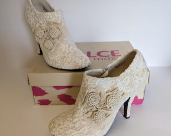 Dolce Mojo Moci Cream Lace Rosette Ankle Booties Size 9