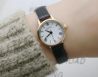 Simple Women Watches Luxury Design Leather Watch Ladies Quartz Wristwatch Women's Small Round Dial Clock