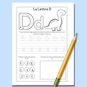 Op de afbeelding: Een zwart-witte printbare werkblaadje voor het leren van de letter D in het Frans. De werkblaadje bevat een dinosaurus-illustratie en instructies om de hoofdletters en kleine letters D in blauw en groen te traceren. De werkblaadje bevat ook oefeningen voor het schrijven van de letter D en een sectie om een woord te tekenen dat begint met de letter D.