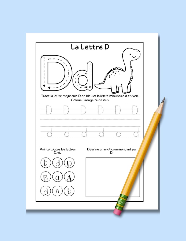 Op de afbeelding: Een zwart-witte printbare werkblaadje voor het leren van de letter D in het Frans. De werkblaadje bevat een dinosaurus-illustratie en instructies om de hoofdletters en kleine letters D in blauw en groen te traceren. De werkblaadje bevat ook oefeningen voor het schrijven van de letter D en een sectie om een woord te tekenen dat begint met de letter D.