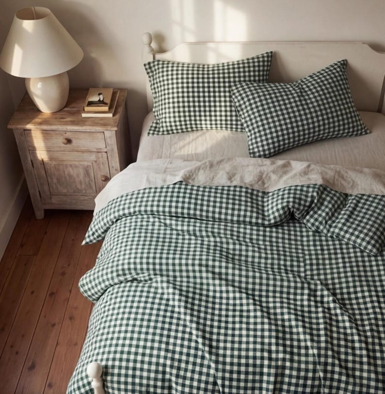 以下が含まれることがあります： 白い文字で「Welcome to our home」と書かれた素朴な木製サイン。 荒れた仕上がりとシンプルで魅力的なデザインで、玄関の装飾に最適です。