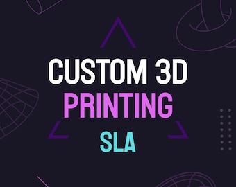 Könnte beinhalten: Ein Grafikdesign mit einem violetten Dreieck und dem Text "CUSTOM 3D PRINTING SLA" in Weiß, Rosa und Türkis. Der Hintergrund ist dunkelviolett mit geometrischen Formen in Weiß.
