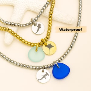 Armband eller halsband i havsglas med berlocker från havsdjur – valhaj, hammarhaj, manta, valfri initial – present till havsälskare