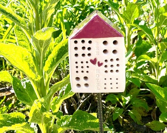 Bienenhotel aus Ton, Bienenstein, nachhaltige Gartenkeramik, Wildbienenhilfe