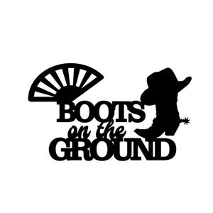 Könnte beinhalten: Schwarzes Silhouette-Design mit Cowboyhut, Stiefel mit Sporen und Fächer. Der Text lautet "Boots on the Ground" in einer fetten, stilisierten Schriftart. Das Design ist vor einem weißen Hintergrund platziert.